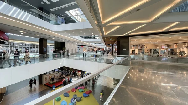 土耳其伊斯坦布尔Bakirkoy 2022年4月23日马尔马拉论坛购物中心的内部视图和商店 — 图库照片