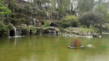 30 bin 2022 Emirgan Korusu, İstanbul 'un Saryer ilçesine bağlı bir koruluktur. Laleleri ve yeşil doğasıyla ünlüdür. Bahar mevsiminde muhteşem manzarası olan Emirgan koruluğu..