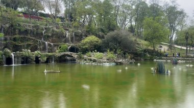 30 bin 2022 Emirgan Korusu, İstanbul 'un Saryer ilçesine bağlı bir koruluktur. Laleleri ve yeşil doğasıyla ünlüdür. Bahar mevsiminde muhteşem manzarası olan Emirgan koruluğu..