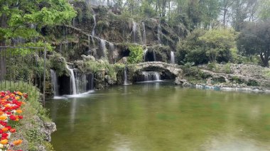 30 bin 2022 Emirgan Korusu, İstanbul 'un Saryer ilçesine bağlı bir koruluktur. Laleleri ve yeşil doğasıyla ünlüdür. Bahar mevsiminde muhteşem manzarası olan Emirgan koruluğu..