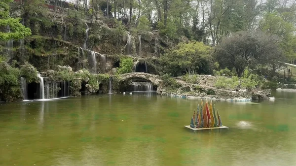 30 bin 2022 Emirgan Korusu, İstanbul 'un Saryer ilçesine bağlı bir koruluktur. Laleleri ve yeşil doğasıyla ünlüdür. Bahar mevsiminde muhteşem manzarası olan Emirgan koruluğu..