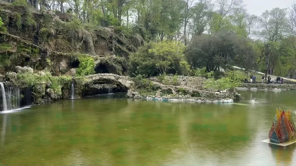 30 bin 2022 Emirgan Korusu, İstanbul 'un Saryer ilçesine bağlı bir koruluktur. Laleleri ve yeşil doğasıyla ünlüdür. Bahar mevsiminde muhteşem manzarası olan Emirgan koruluğu..