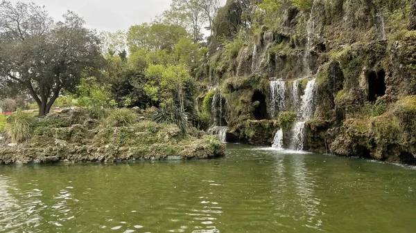 30 bin 2022 Emirgan Korusu, İstanbul 'un Saryer ilçesine bağlı bir koruluktur. Laleleri ve yeşil doğasıyla ünlüdür. Bahar mevsiminde muhteşem manzarası olan Emirgan koruluğu..