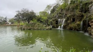 30 bin 2022 Emirgan Korusu, İstanbul 'un Saryer ilçesine bağlı bir koruluktur. Laleleri ve yeşil doğasıyla ünlüdür. Bahar mevsiminde muhteşem manzarası olan Emirgan koruluğu..