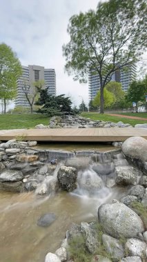 Atakoy, İstanbul, Türkiye. İstanbul 'un 30 Nisan 2022 İlçesi, yeşil doğası ve bahar mevsiminde parklarıyla.