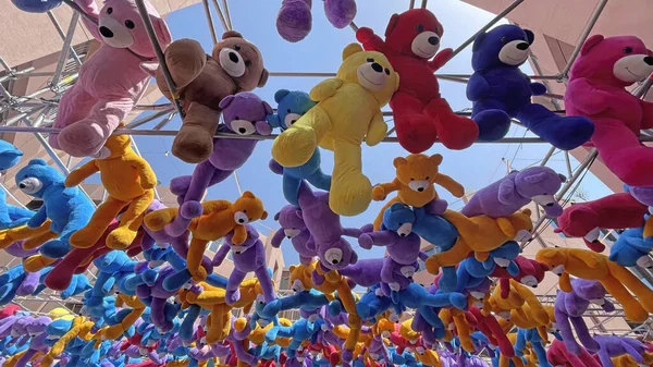 İstanbul, Türkiye. 30 bin 2022 reklam ve promosyon işi oyuncak ayılarla açık hava alışveriş merkezinde..