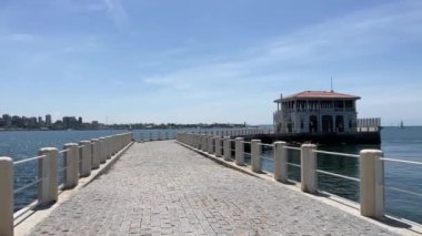 Moda, istanbul, Türkiye. 8 Mayıs 2022 Moda plajı ve Marmara Denizi 'ndeki tarihi Moda iskelesi.