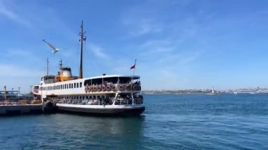 Kadıköy, İstanbul, Türkiye. 8 Mayıs 2022 İstanbul, Kadıköy 'den İstanbul' a kadar feribot ve liman manzaralı..