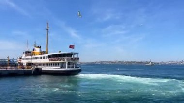 Kadıköy, İstanbul, Türkiye. 8 Mayıs 2022 İstanbul, Kadıköy 'den İstanbul' a kadar feribot ve liman manzaralı..