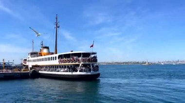 Kadıköy, İstanbul, Türkiye. 8 Mayıs 2022 İstanbul, Kadıköy 'den İstanbul' a kadar feribot ve liman manzaralı..