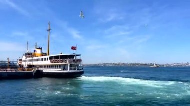 Kadıköy, İstanbul, Türkiye. 8 Mayıs 2022 İstanbul, Kadıköy 'den İstanbul' a kadar feribot ve liman manzaralı..