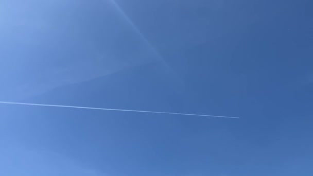 Trail Condensed Water Aircraft High Altitude Seen White Streak Sky — Stock video