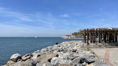 Moda, istanbul, Türkiye. 8 Mayıs 2022 Moda plajı ve Marmara Denizi 'ndeki tarihi Moda iskelesi.