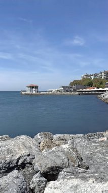 Moda, istanbul, Türkiye. 8 Mayıs 2022 Moda plajı ve Marmara Denizi 'ndeki tarihi Moda iskelesi.