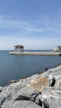 Moda, istanbul, Türkiye. 8 Mayıs 2022 Moda plajı ve Marmara Denizi 'ndeki tarihi Moda iskelesi.