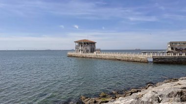Moda, istanbul, Türkiye. 8 Mayıs 2022 Moda plajı ve Marmara Denizi 'ndeki tarihi Moda iskelesi.