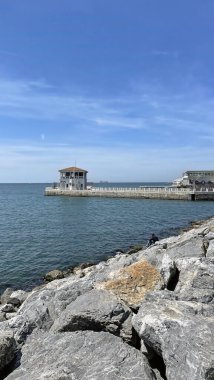 Moda, istanbul, Türkiye. 8 Mayıs 2022 Moda plajı ve Marmara Denizi 'ndeki tarihi Moda iskelesi.