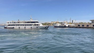 Kadıköy, İstanbul, Türkiye. 8 Mayıs 2022 İstanbul, Kadıköy 'den İstanbul' a kadar feribot ve liman manzaralı..