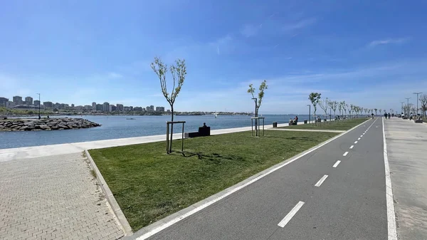 İstanbul 'da Moda, İstanbul, Türkiye. 8 Mayıs 2022 Moda plajı ve Kurbagalidere deresi manzarası