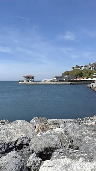 Moda, istanbul, Türkiye. 8 Mayıs 2022 Moda plajı ve Marmara Denizi 'ndeki tarihi Moda iskelesi.