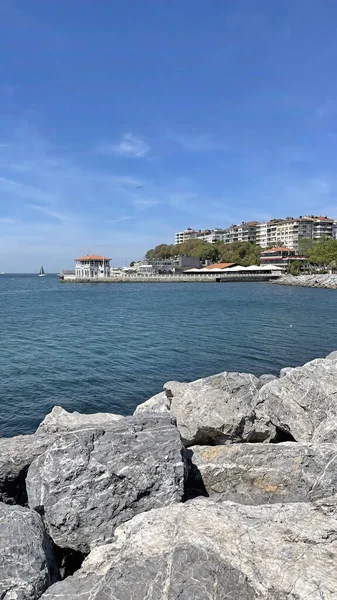 Moda, istanbul, Türkiye. 8 Mayıs 2022 Moda plajı ve Marmara Denizi 'ndeki tarihi Moda iskelesi.