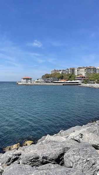 Moda, istanbul, Türkiye. 8 Mayıs 2022 Moda plajı ve Marmara Denizi 'ndeki tarihi Moda iskelesi.