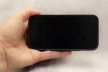 Telekomünikasyon ve teknoloji için gri arka planda el bilgisayarı