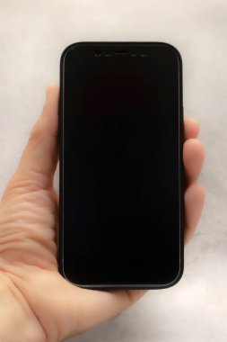 Telekomünikasyon ve teknoloji için gri arka planda el bilgisayarı