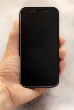 Telekomünikasyon ve teknoloji için gri arka planda el bilgisayarı