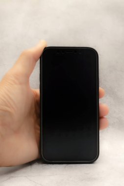 Telekomünikasyon ve teknoloji için gri arka planda el bilgisayarı