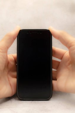 Telekomünikasyon ve teknoloji için gri arka planda el bilgisayarı