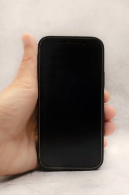 Telekomünikasyon ve teknoloji için gri arka planda el bilgisayarı