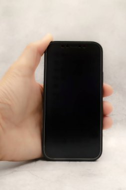 Telekomünikasyon ve teknoloji için gri arka planda el bilgisayarı