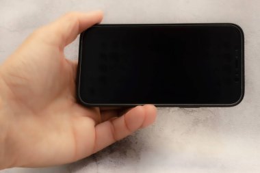 Telekomünikasyon ve teknoloji için gri arka planda el bilgisayarı