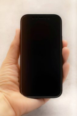 Telekomünikasyon ve teknoloji için gri arka planda el bilgisayarı