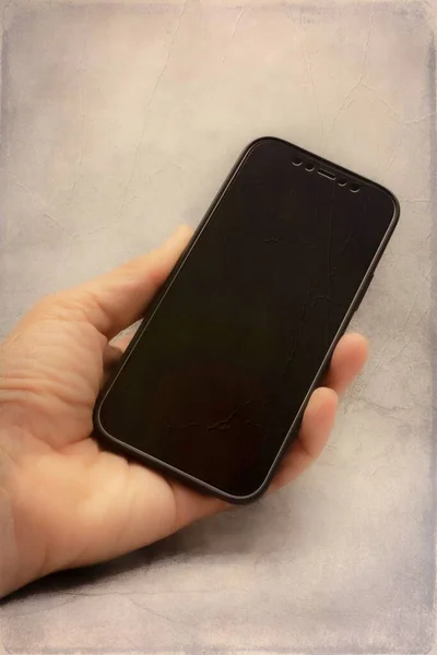 通信和技术用灰色背景手持手机 — 图库照片
