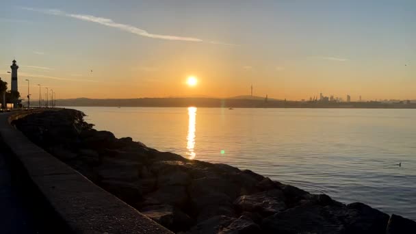 トルコのイスタンブール2022年5月12日日の出と早朝のボスポラス海とイスタンブールのマルマラ海の景色 — ストック動画
