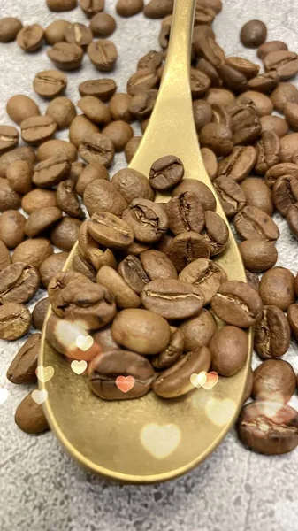 Cerrar Granos Café Tostados Cuchara Metal Sobre Fondo Gris —  Fotos de Stock