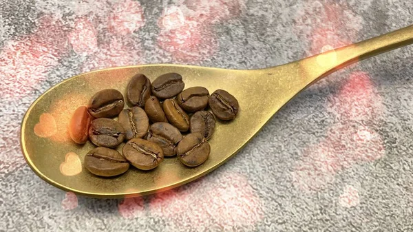 灰色の背景に金属スプーンでローストコーヒー豆を閉じます — ストック写真
