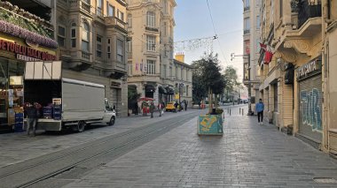 İstiklal Caddesi, İstanbul, Türkiye. 12 Mayıs 2022 İstanbul tarihi ve turistik caddesi. İstanbul 'daki Istiklal Caddesi' nden sabahın erken saatlerinde görüş..