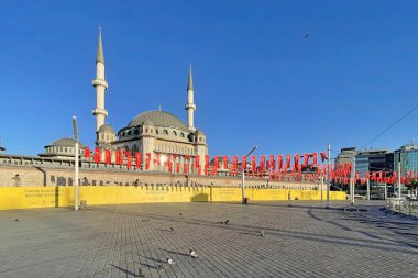 Taksim, istanbul, Türkiye. 13 Mayıs 2022 İstanbul 'un tarihi ve turistik meydanı Taksim' den sabahın erken saatlerinde görüş.