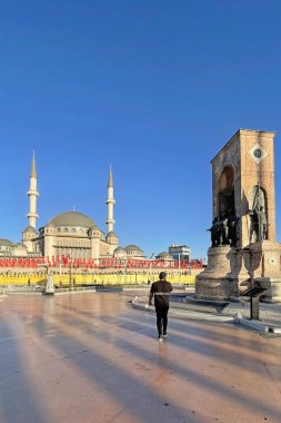 Taksim, istanbul, Türkiye. 13 Mayıs 2022 İstanbul 'un tarihi ve turistik meydanı Taksim' den sabahın erken saatlerinde görüş.
