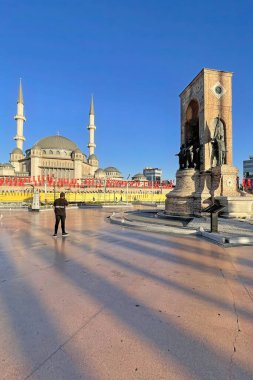 Taksim, istanbul, Türkiye. 13 Mayıs 2022 İstanbul 'un tarihi ve turistik meydanı Taksim' den sabahın erken saatlerinde görüş.