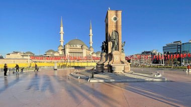 Taksim, istanbul, Türkiye. 13 Mayıs 2022 İstanbul 'un tarihi ve turistik meydanı Taksim' den sabahın erken saatlerinde görüş.