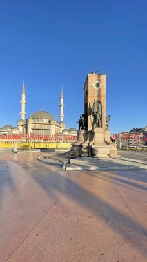 Taksim, istanbul, Türkiye. 13 Mayıs 2022 İstanbul 'un tarihi ve turistik meydanı Taksim' den sabahın erken saatlerinde görüş.