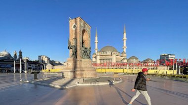 Taksim, istanbul, Türkiye. 13 Mayıs 2022 İstanbul 'un tarihi ve turistik meydanı Taksim' den sabahın erken saatlerinde görüş.