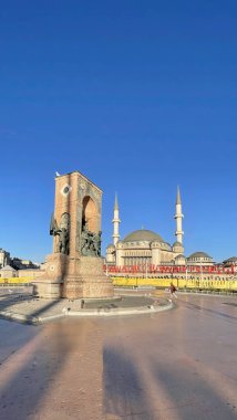 Taksim, istanbul, Türkiye. 13 Mayıs 2022 İstanbul 'un tarihi ve turistik meydanı Taksim' den sabahın erken saatlerinde görüş.