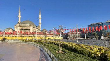 Taksim, istanbul, Türkiye. 13 Mayıs 2022 İstanbul 'un tarihi ve turistik meydanı Taksim' den sabahın erken saatlerinde görüş.