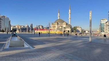 Taksim, istanbul, Türkiye. 13 Mayıs 2022 İstanbul 'un tarihi ve turistik meydanı Taksim' den sabahın erken saatlerinde görüş.