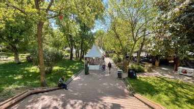 Nisantasi, İstanbul, Türkiye. 13 Mayıs 2022 Nisantasi parkı ve perakende satış mağazalarından dış görünüm.